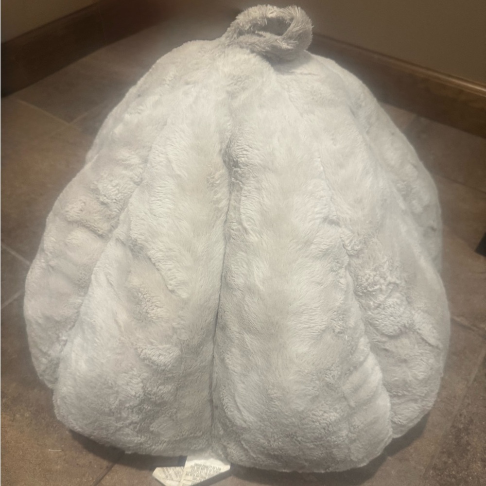 Cozy White Pet Cave - Picture 4 of 5